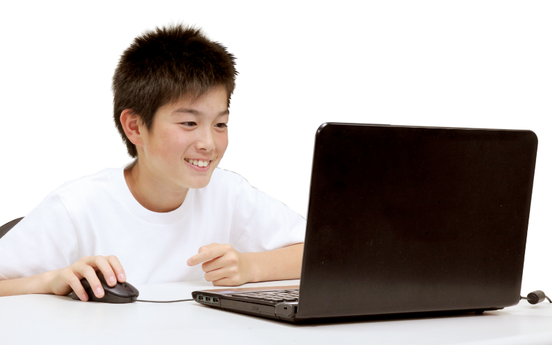 パソコンを操作する子供